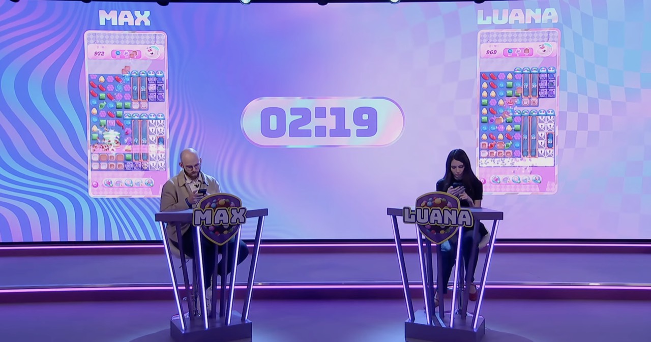 Dois tabuleiros de Candy Crush lado a lado com cronômetro durante duelo da final