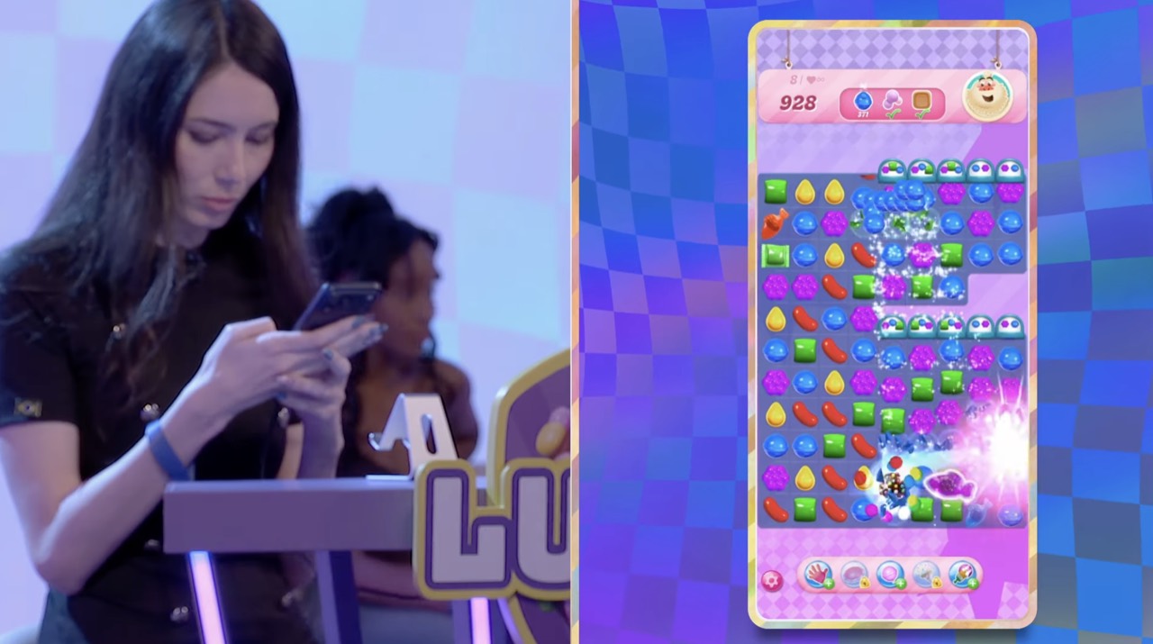 Luana jogando Candy Crush no celular durante a final em Londres